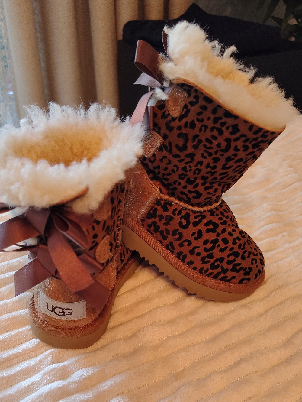 UGG Kids Leopard Print Shearling Boots in Chestnut and White Size 7 Toddler